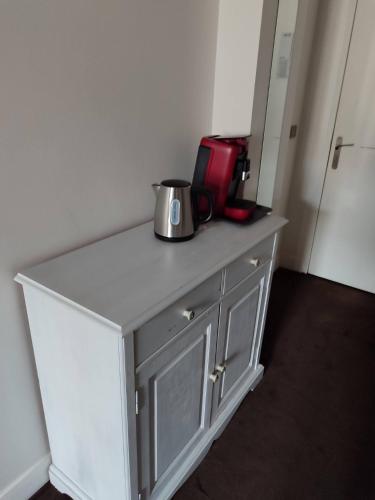 d'une armoire blanche avec une cafetière. dans l'établissement Appartement quartier Chartrons avec climatisation, à Bordeaux