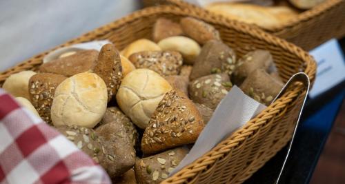two baskets filled with different types of rocks at PLAZA INN Goslar in Goslar