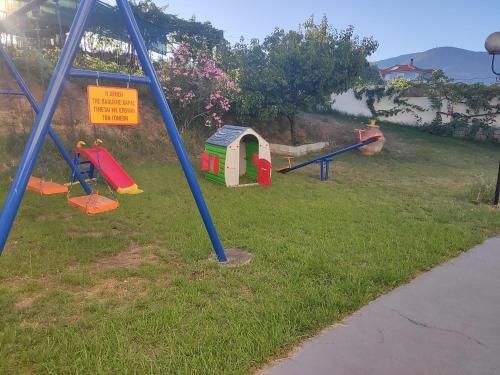 ein Park mit einem Spielplatz mit Rutsche in der Unterkunft Blue Sea Studios in Limenaria