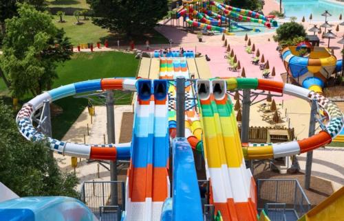 - un parc aquatique avec une montagne colorée dans l'établissement Les Pivoines Maison climatisée, proximité mer, plages et forêts, à Saint-Hilaire-de-Riez