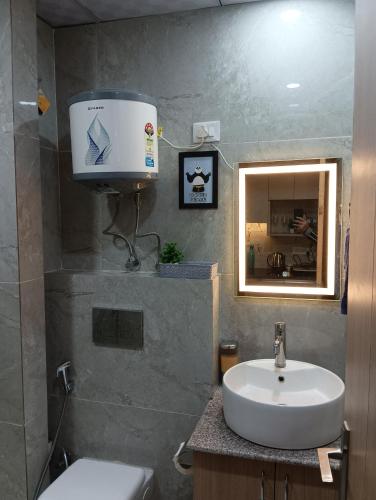 Koupelna v ubytování Bliss Suites - Near Expo Mart, Gr Noida, Most Hygienic Stay