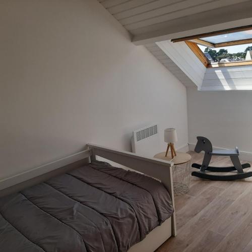 une chambre avec un lit dans une pièce avec une fenêtre dans l'établissement appartement calme et lumineux , centre ville et plage à pied, à Pornichet