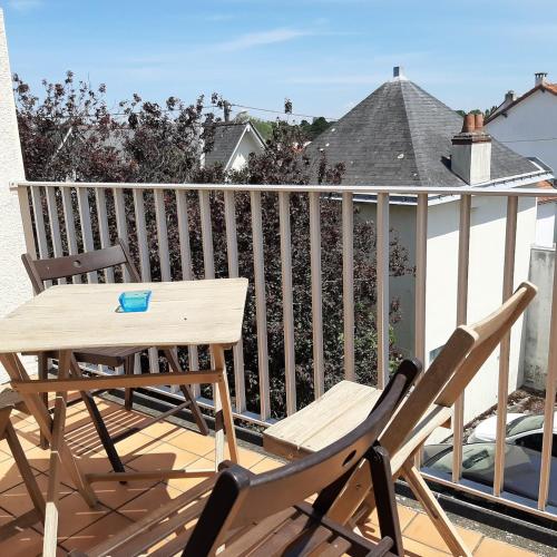 d'une terrasse avec une table et des chaises sur un balcon. dans l'établissement appartement calme et lumineux , centre ville et plage à pied, à Pornichet