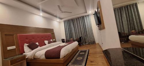 Postel nebo postele na pokoji v ubytování Sunset snow Hill view