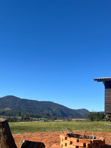 Pemandangan gunung umum atau pemandangan gunung yang diambil dari rumah percutian