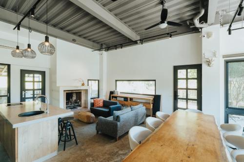 a kitchen and living room with a table and a couch at Yanyu Yuchi BY REINDEER in Yuchi