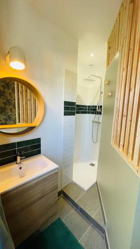 une salle de bain avec un lavabo et une douche dans l'établissement PAROGA appartement à 100m de la plage, à Merlimont