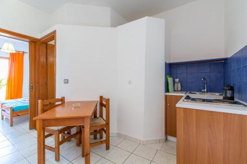 a kitchen with a table and a sink and a table and chairs at Ohana in Kamisianá