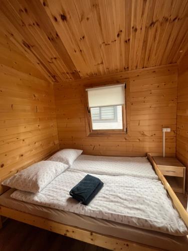 Ένα ή περισσότερα κρεβάτια σε δωμάτιο στο Domki Letniskowe Korsarz