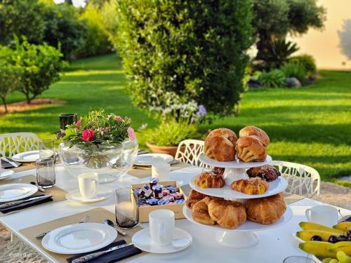 レジーニャン・コルビエールにあるLa Villa Daliの皿の上に3段に並んだペストリーのテーブル