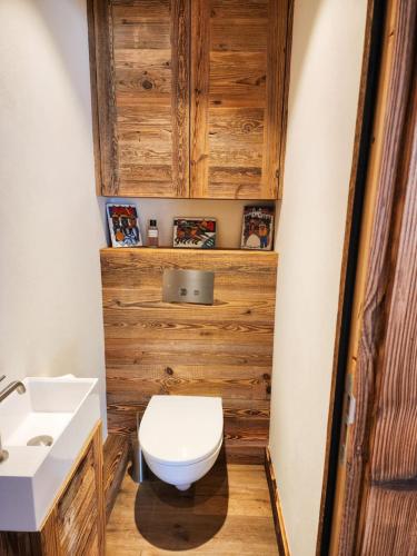 une salle de bain avec toilettes et lavabo dans l'établissement Reflets de Megève, à Megève