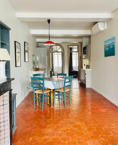 une cuisine et une salle à manger avec une table et des chaises dans l'établissement Appartement 30 Arago, à Port-Vendres
