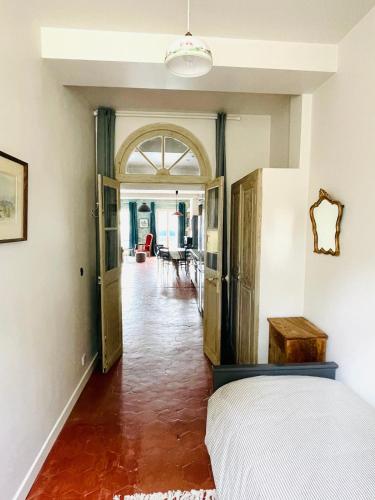 - une chambre avec un lit et un couloir ouvert dans l'établissement Appartement 30 Arago, à Port-Vendres