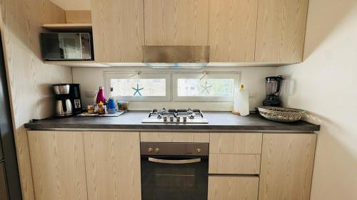 mała kuchnia z kuchenką i zlewem w obiekcie Punta Popy Beach Apartment w mieście Las Terrenas