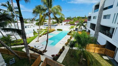 una vista aerea di un resort con piscina e palme di Punta Popy Beach Apartment a Las Terrenas