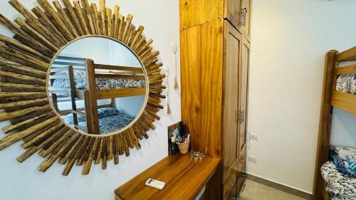 uno specchio sulla parete in una stanza con un letto a castello di Punta Popy Beach Apartment a Las Terrenas