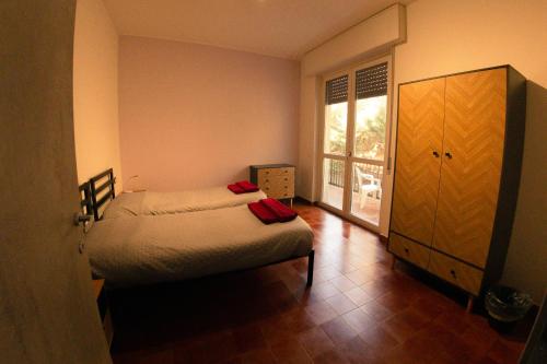 a small bedroom with a bed and a window at Villa nel Parco dei Ronchi in Legnano