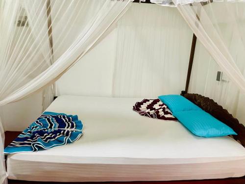 Ένα ή περισσότερα κρεβάτια σε δωμάτιο στο Secret Garden Mirissa