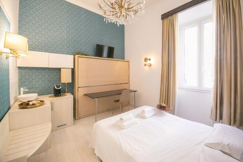 une chambre d'hôtel avec un lit et un bureau dans l'établissement Caffe' e Cuscino, à Rome