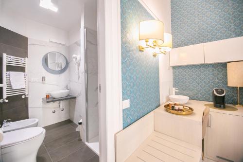 Caffe' e Cuscino في روما: حمام مزود بمرحاض ومغسلة