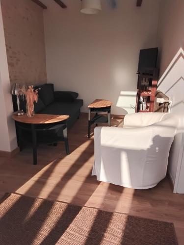 un salon avec un canapé et une table dans l'établissement House near Chateaux de la Loire, à Saint-Georges-sur-Cher