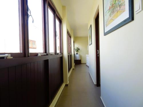 a hallway with windows and a long corridor at Villa Tortuga Lagun in Lagun