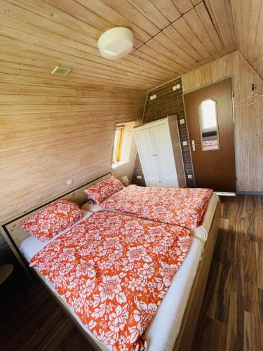 a bedroom with a large bed in a room at Ferienhaus Liesel in Dornumersiel