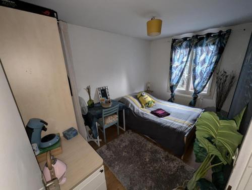 Ένα ή περισσότερα κρεβάτια σε δωμάτιο στο Chambre privée avec espaces partagés chez la famille d'Anthony