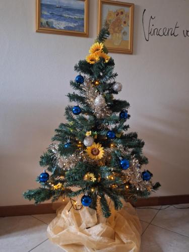 a christmas tree with blue and yellow ornaments on it at La casina di Vincent in Sansepolcro