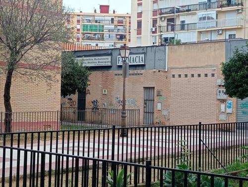a street sign on the side of a brick building at Habitación 1 Piso Particular Castilleja de la Cuesta in Castilleja de la Cuesta