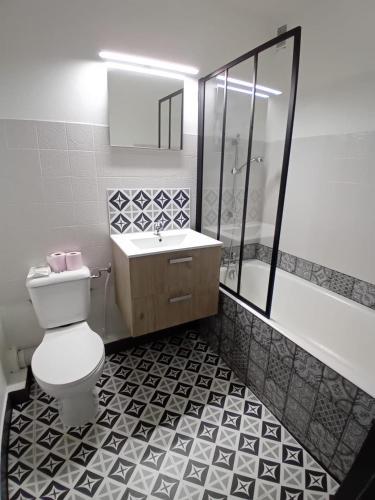 a bathroom with a toilet and a sink and a shower at Appartement vue Lac Thyez in Thyez