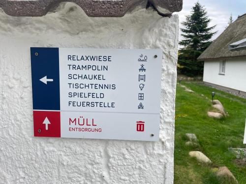 a sign on the side of a white building at Wohlfuehl-Orte24 am Hafen in Schaprode, Rügen in Schaprode