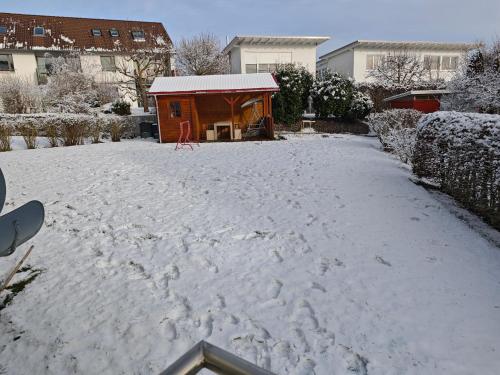 a house in a yard covered in snow at Gemütliche 2,5- Zimmer- Wohnung am Wasserturm in Rottweil in Rottweil
