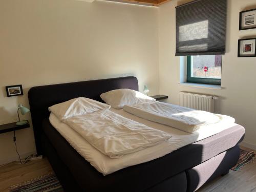 a bed with two pillows on it in a bedroom at zentrumsnahe Ferienwohnung im Grünen in Röbel