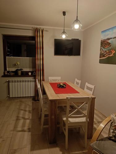 Μια τηλεόραση ή/και κέντρο ψυχαγωγίας στο Apartament Karpetówka