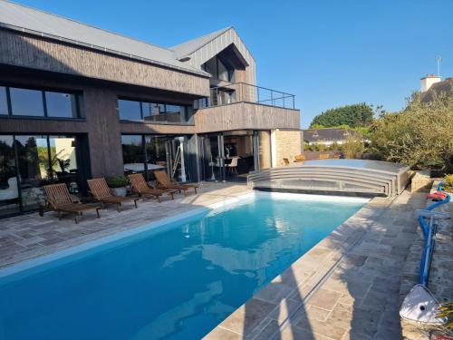 une piscine devant une maison dans l'établissement Les Passagers Du Vent, à Plouézec