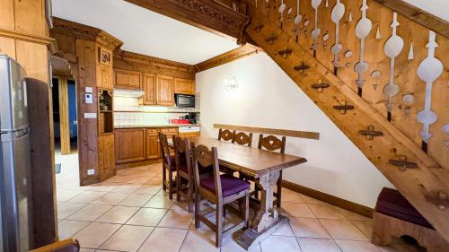 une cuisine avec une table et des chaises en bois dans l'établissement Appartement Avec Sauna, à Chamonix-Mont-Blanc
