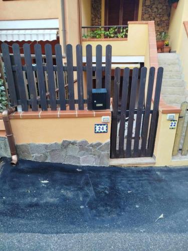ヴィッラシミーウスにあるCasa vacanza Villasimiusの家の前の木の柵