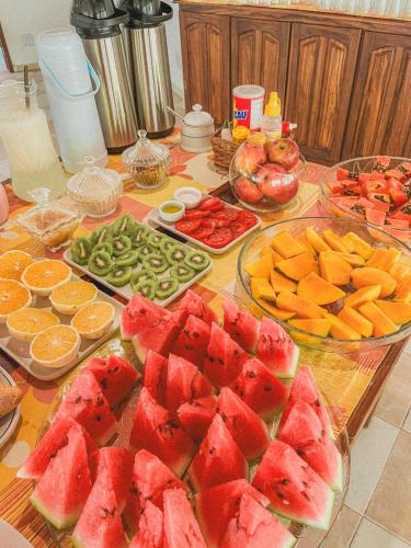 a table with a bunch of fruits and vegetables at Pousada Maliale in Ilha de Boipeba