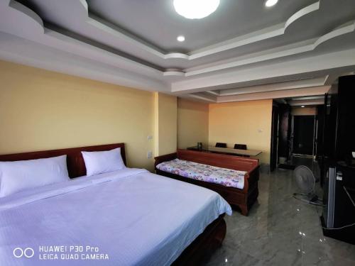 a bedroom with a bed and a flat screen tv at Pattaya Tower EVO 401 in Pattaya Central