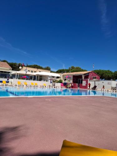 - une grande piscine avec des tables et des chaises dans l'établissement Le lac des reves, à Lattes