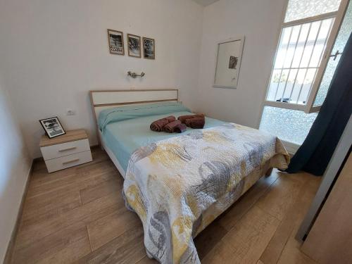 een slaapkamer met een bed en een houten vloer bij Buenas Olas Tenerife in Costa Del Silencio