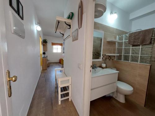 een badkamer met een witte wastafel en een toilet bij Buenas Olas Tenerife in Costa Del Silencio