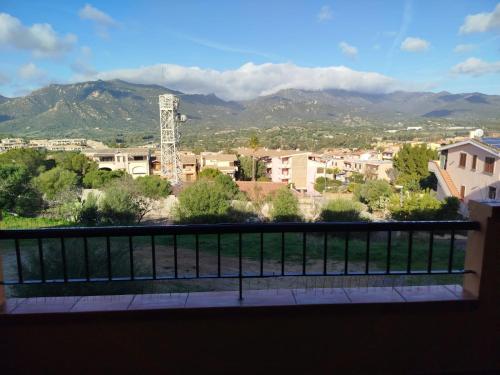ヴィッラシミーウスにあるCasa vacanza Villasimiusの山々の景色を望むバルコニーが備わります。