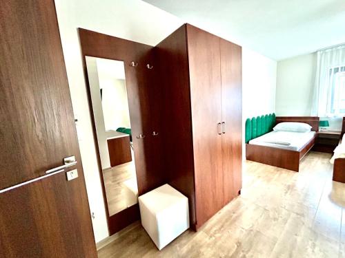 a room with a bedroom with a bed and a mirror at Willa Asia in Sromowce Niżne