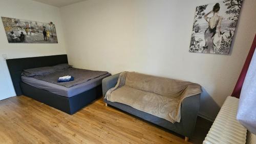 a room with two beds and a couch at Zentral gelegenes Apartment Nähe MHH und Eilenriede in Hannover