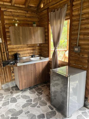 エル・レティーロにあるCabañas Amanvariの木造キャビン内のキッチン(シンク付)