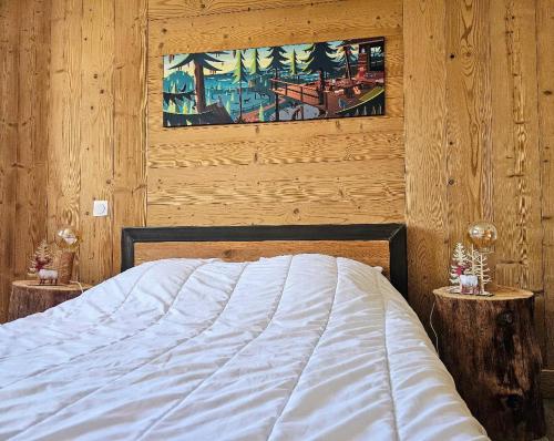Postel nebo postele na pokoji v ubytování Magnifique chalet avec terrasse, jardin et sauna extérieur