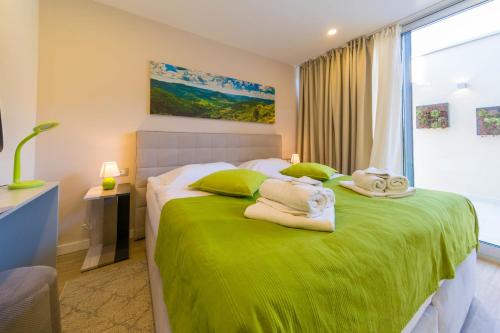 Ένα ή περισσότερα κρεβάτια σε δωμάτιο στο Villa Monvue Motovun with pool and stunning view