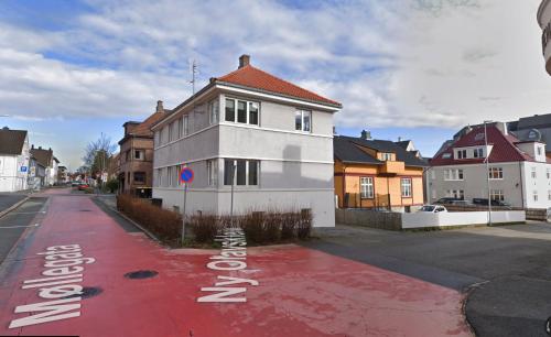 a building on the side of a street at Guesthouse- Møllegata 39 in Stavanger